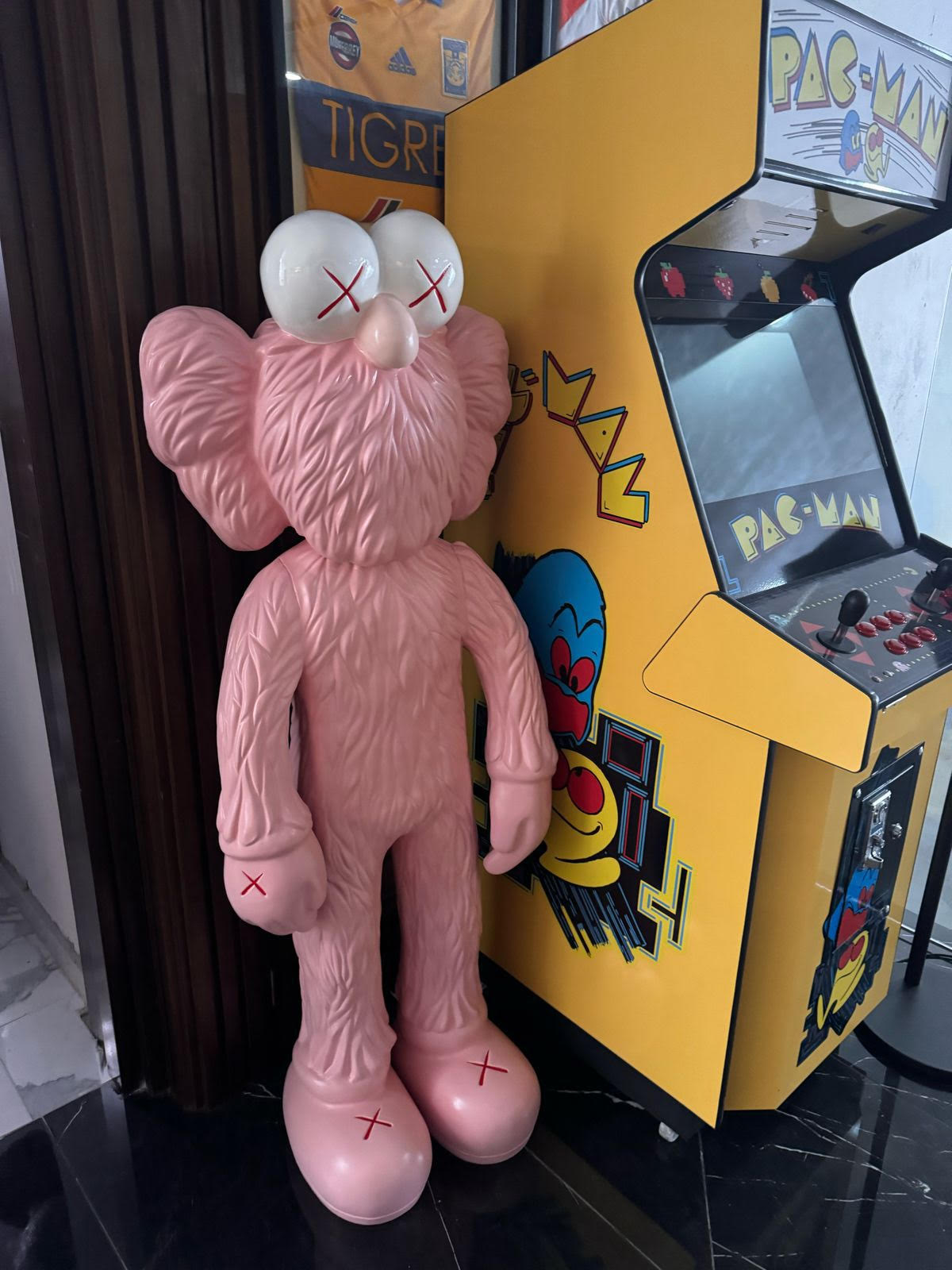 ESCULTURA KAWS 1.30 MTS