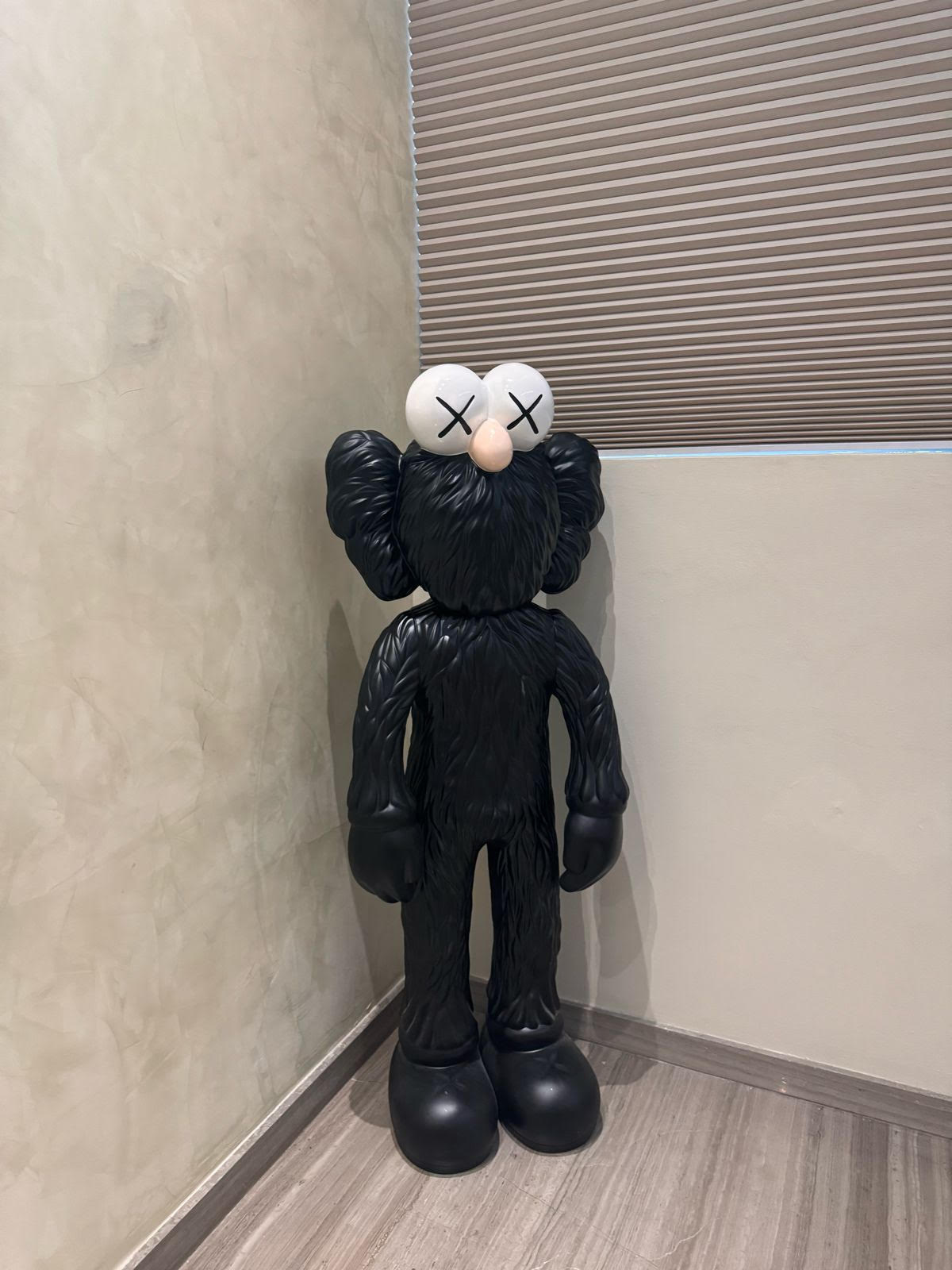 ESCULTURA KAWS 1.30 MTS