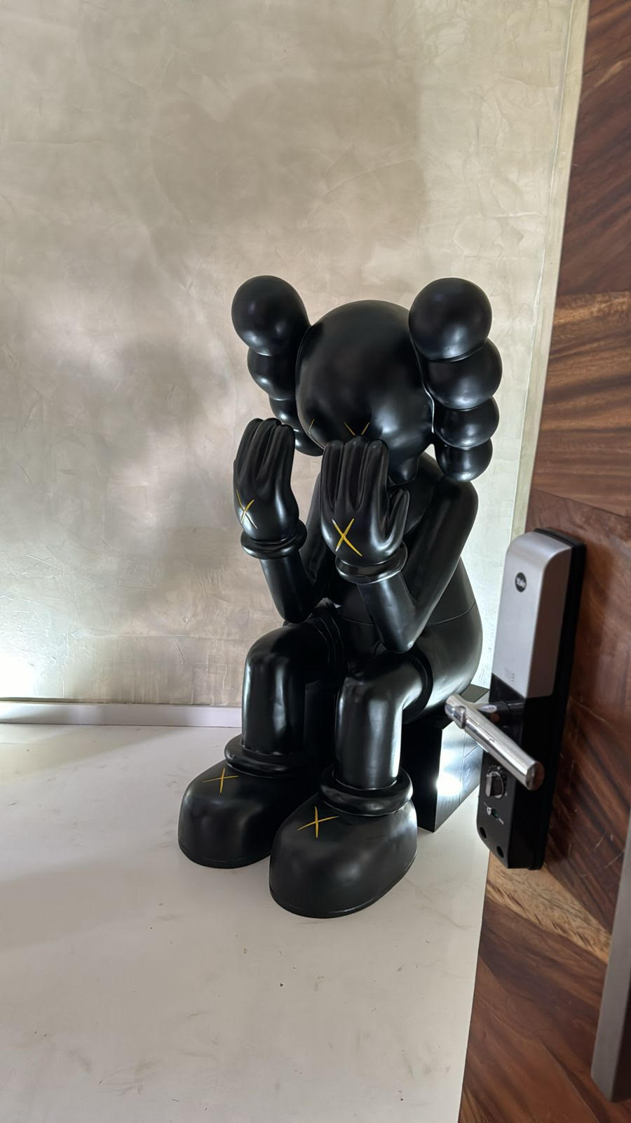 ESCULTURA KAWS 1.55 MTS